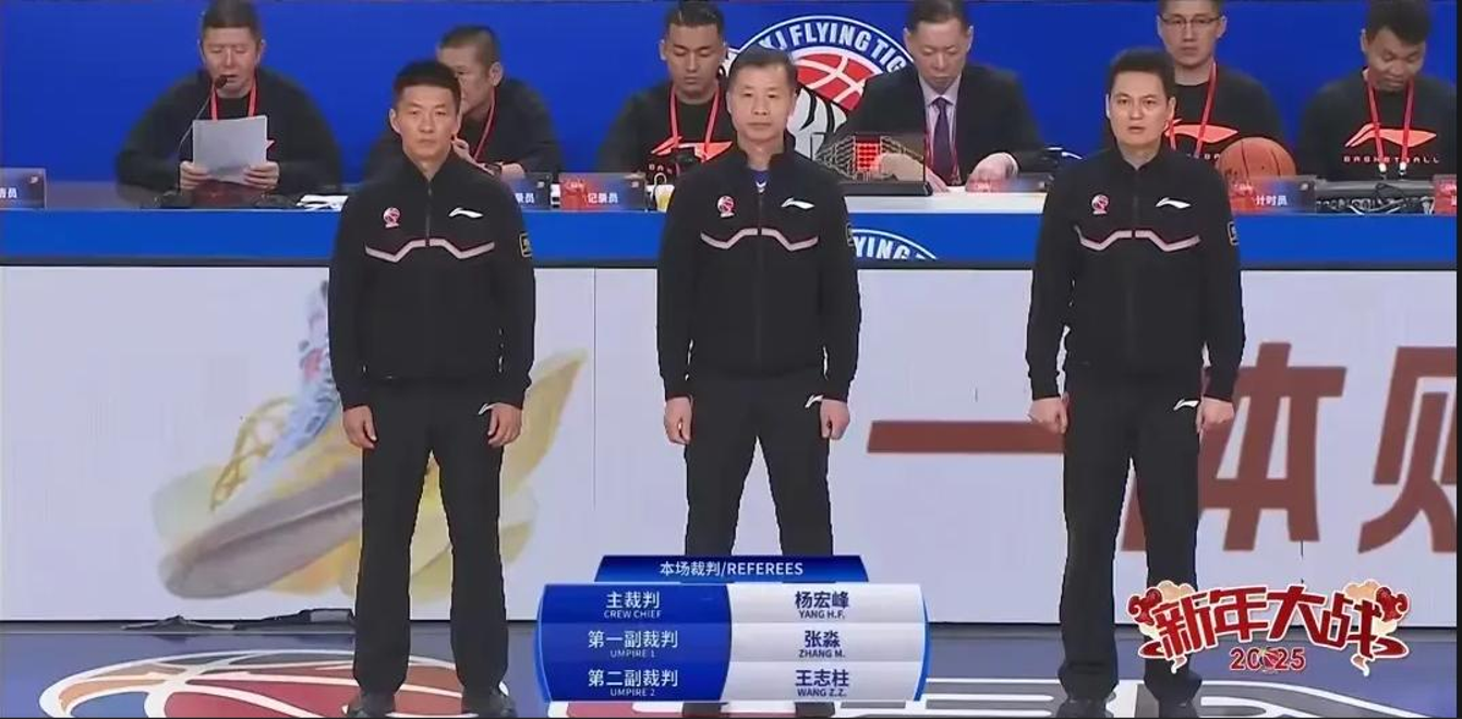 篮球赛场上发生激烈冲突，裁判执法争议引发球迷讨论