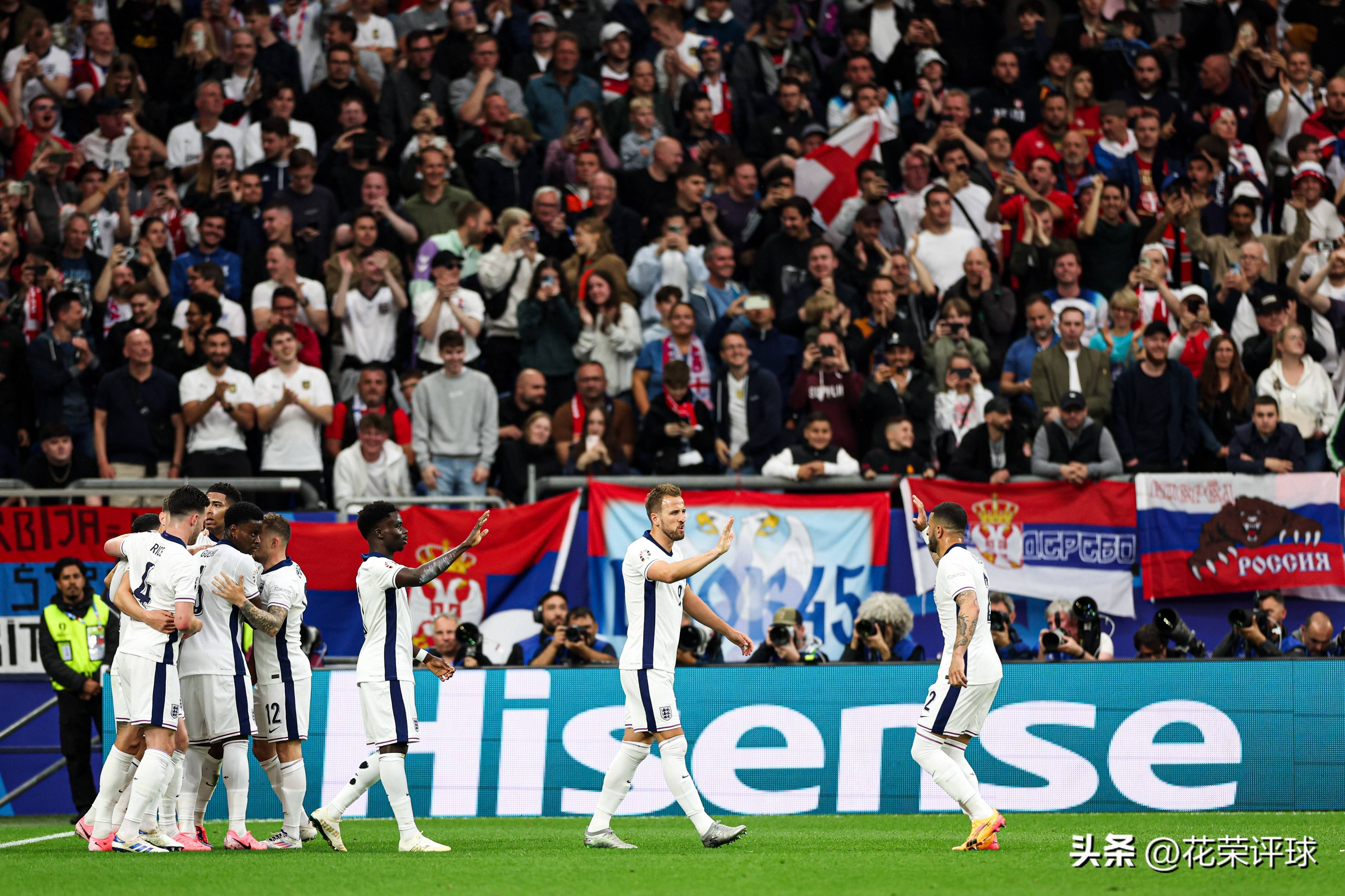 包含欧盃选拔赛华丽开战引来大批球迷的词条