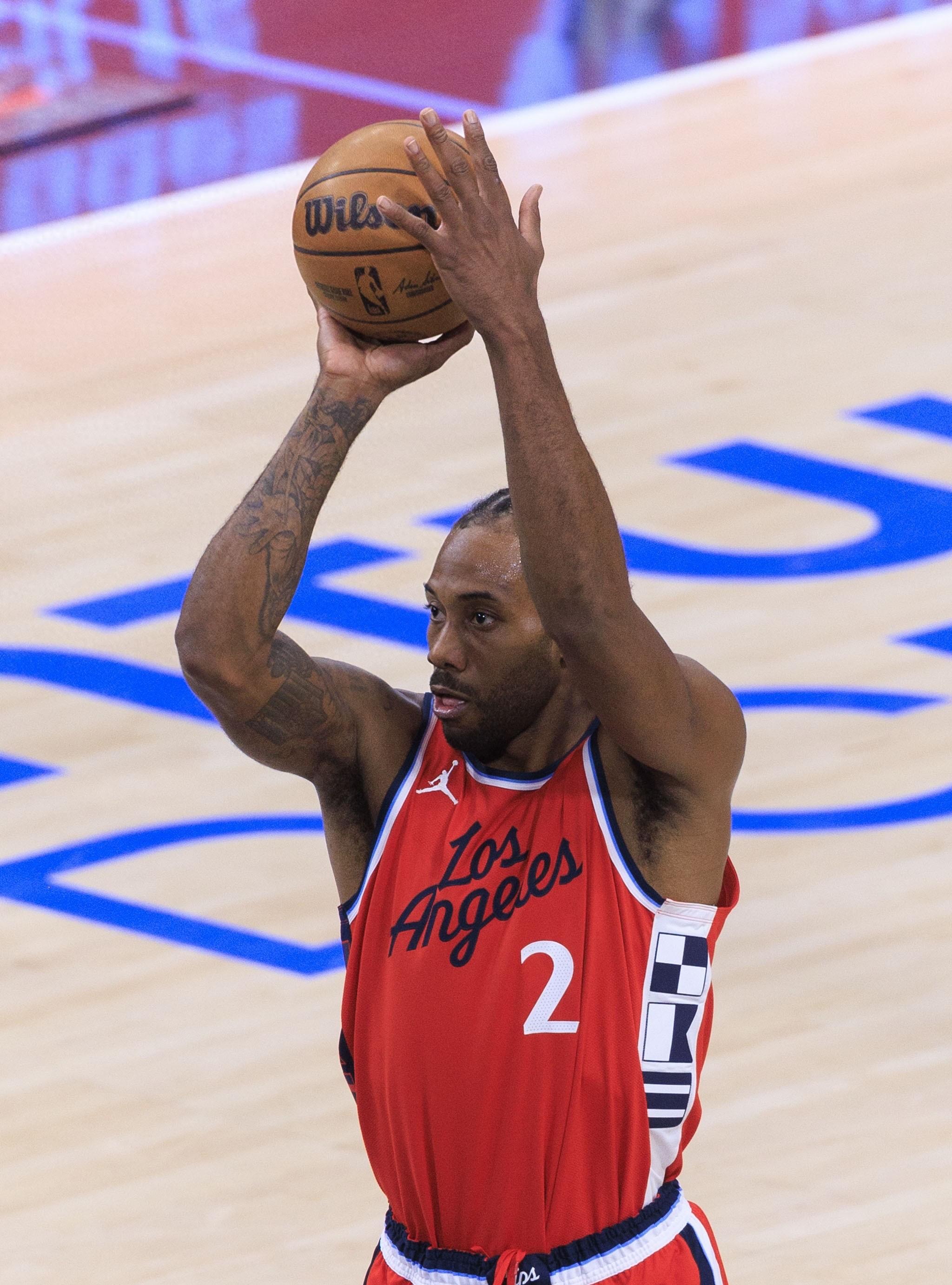 快船击败马刺,莱纳德再次强势出场 快船击败马刺,莱纳德再次强势出场