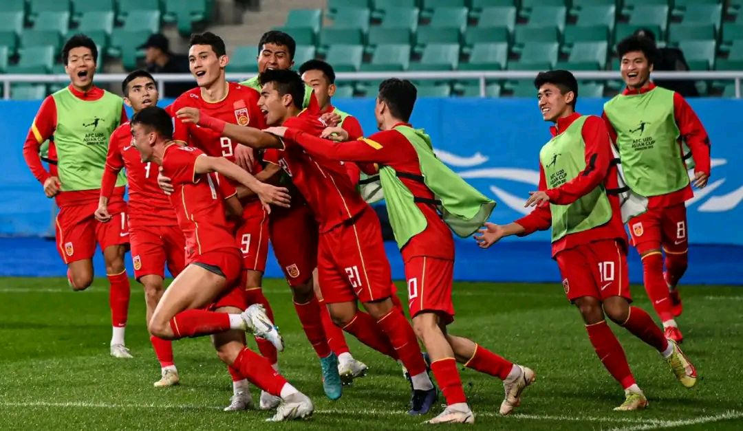 让人感动的足球故事，中国队团结拼搏向前