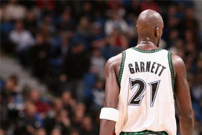 深圳队完胜爵士,保罗带队取胜 深圳队完胜爵士,保罗带队取胜