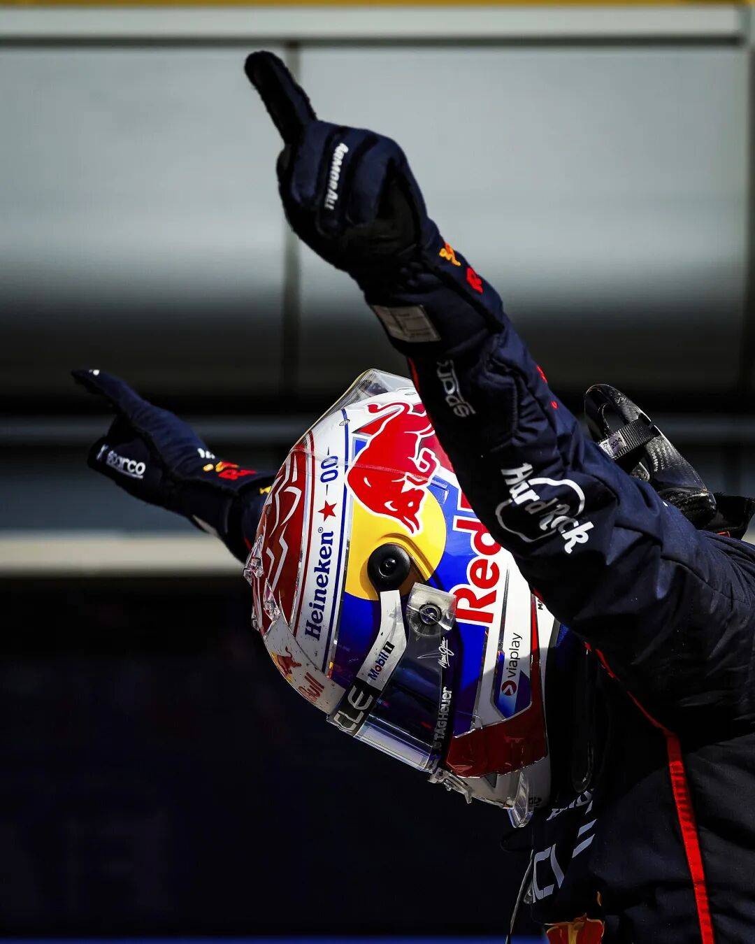 包含索伯车队完胜红牛二队，阿隆索惊艳四座的词条