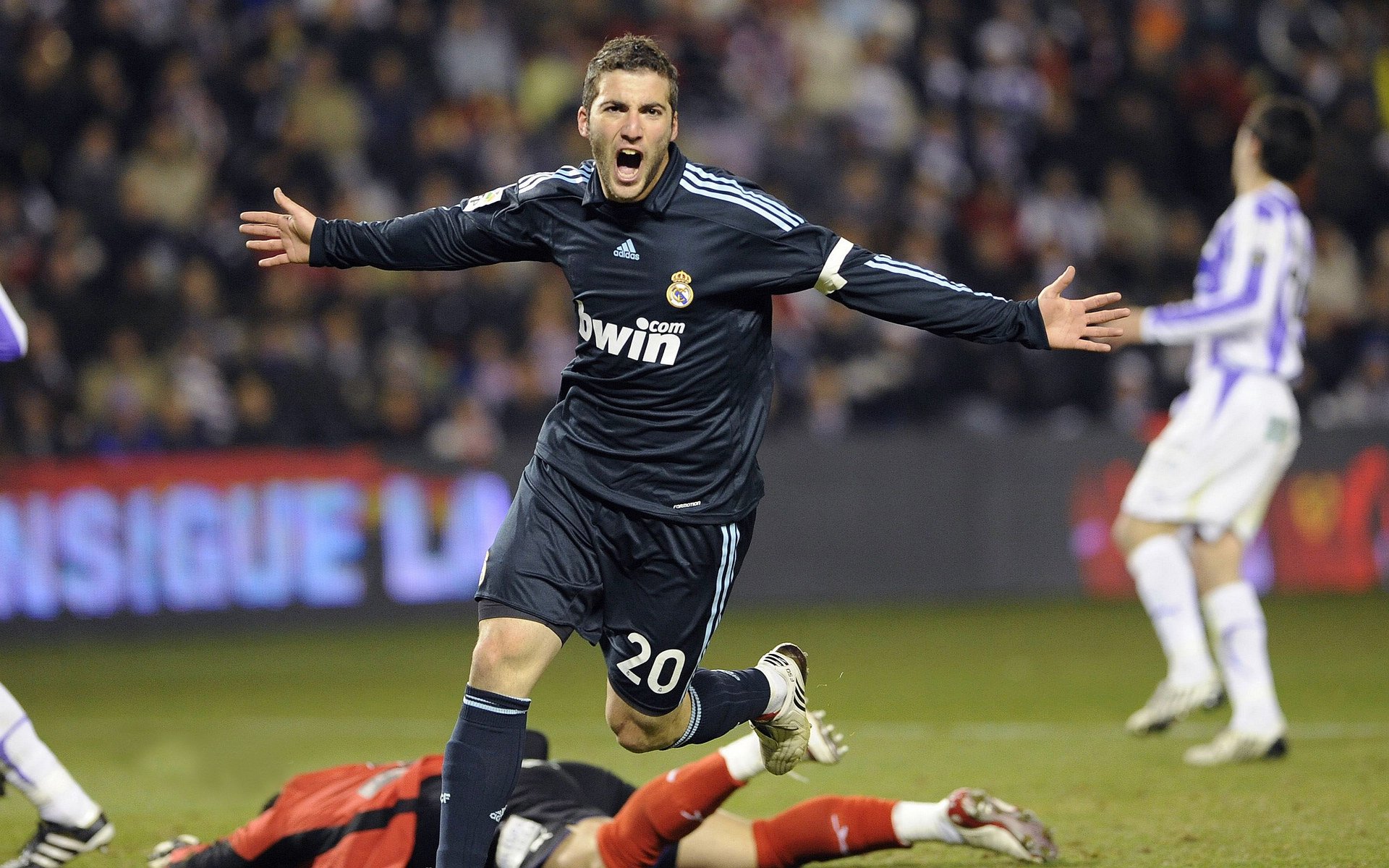 足球世界的双重变奏，塞内加尔的崛起与莫德里奇的永恒